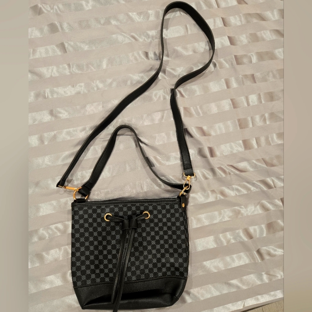 3/20$ - Elegant Black Checkered Women's Bag